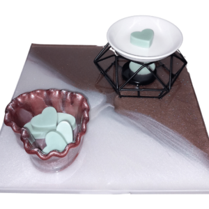 Plateau carré en résine époxy, avec un contenant en forme de cœur, ainsi qu’un brûleur pour fondant.