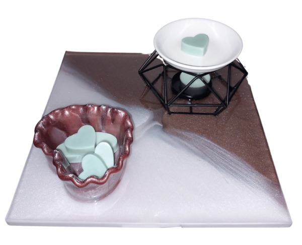 Plateau carré en résine époxy, avec un contenant en forme de cœur, ainsi qu’un brûleur pour fondant.
