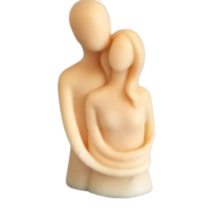 Bougie parfumée formant un couple entrelacé.