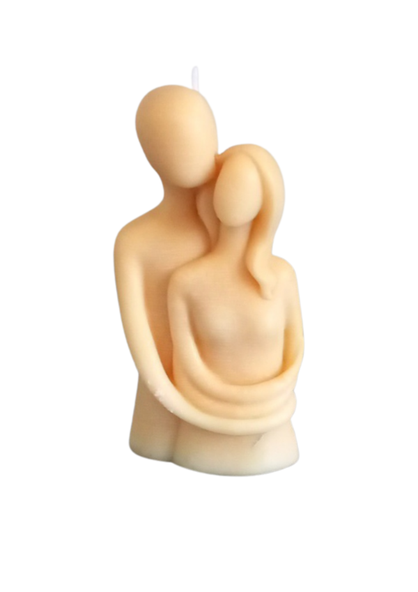 Bougie parfumée formant un couple entrelacé.