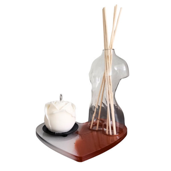 Plateau cœur avec diffuseur en forme de buste féminin et d'une coupelle permettant la pose d'une bougie en forme de rose