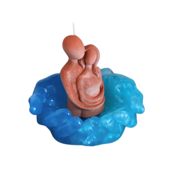Support en résine époxy en forme de deux mains jointes avec au centre une bougie parfumée d’un couple entrelaçé.